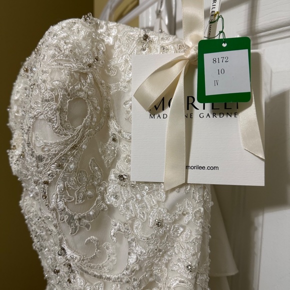 Beautiful Brand. New Wedding Dress Never tried on or worn. - Picture 2 of 3